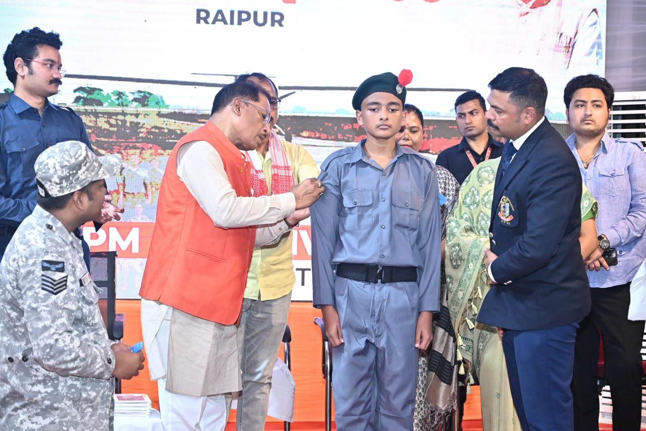 छत्तीसगढ़ के इस जिले में शुरू हुई एनसीसी एयर स्क्वाड्रन, मुख्यमंत्री साय ने 25 मेधावी छात्रों को पहनाया कैडेट बैच…