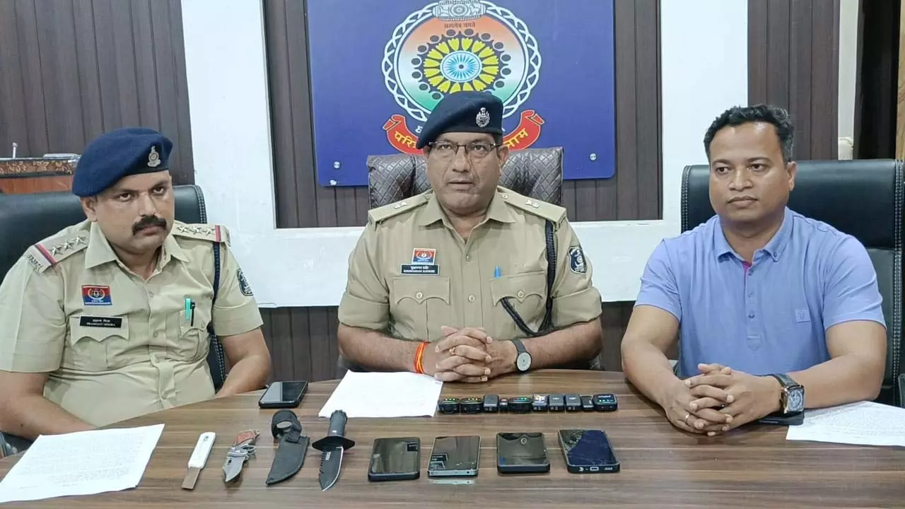 पुलिस ने मोबाइल लूट गैंग पकड़ा, 3 आरोपी और 6 नाबालिग गिरफ्तार…हथियार और वाहन बरामद