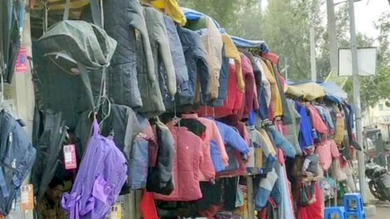 गर्म कपड़ों का सबसे सस्ता बाजार: 100 रुपये में 3 कंबल, 300 में स्वेटर, जानिए कहां है?”
