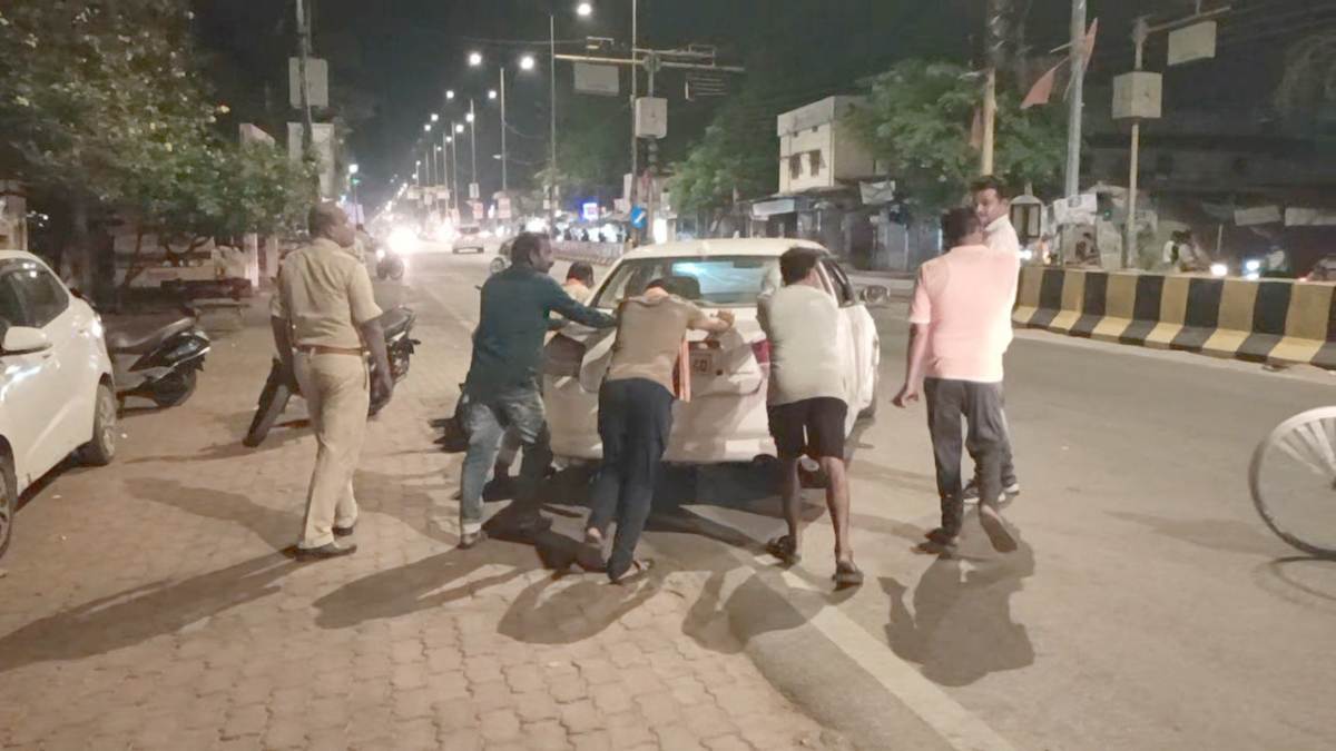 हाईवे पर अचानक रुकी गाड़ी ने खोला तस्करी का राज…बंद पड़ी कार से निकला गांजा, दो युवक गिरफ्तार